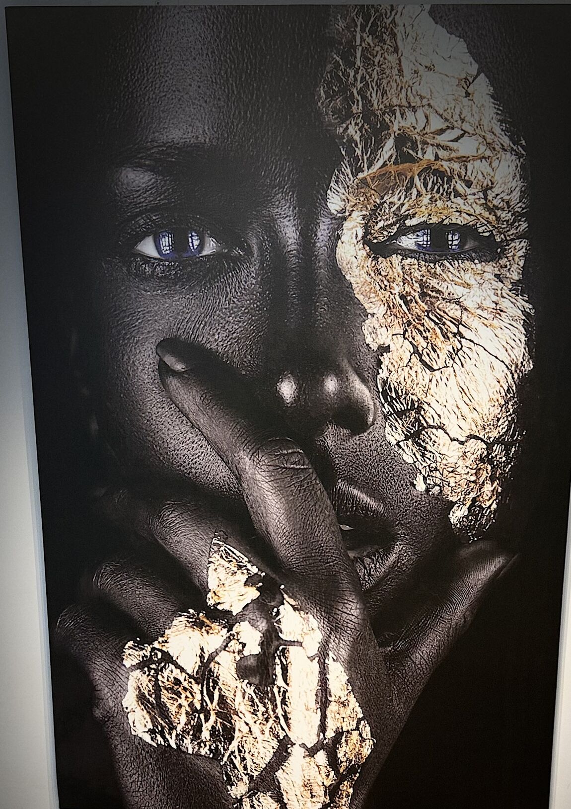 Obra de arte en negro y dorado de la clínica DAC Odontología