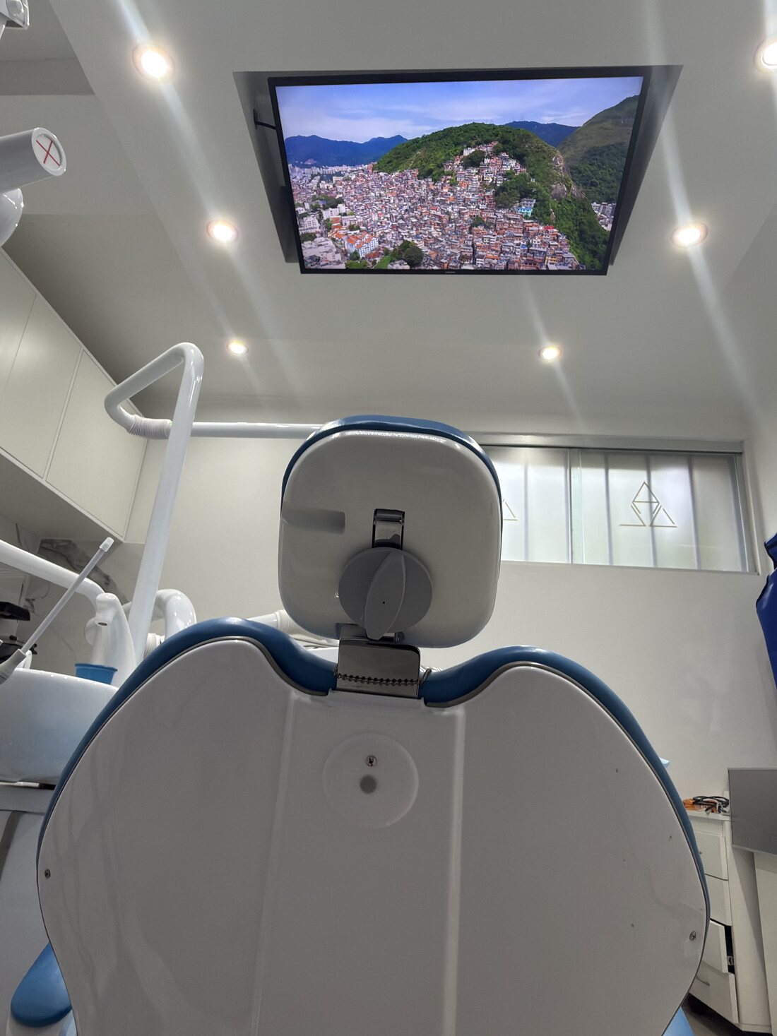Consultorio DAC con sillón y televisor en el techo